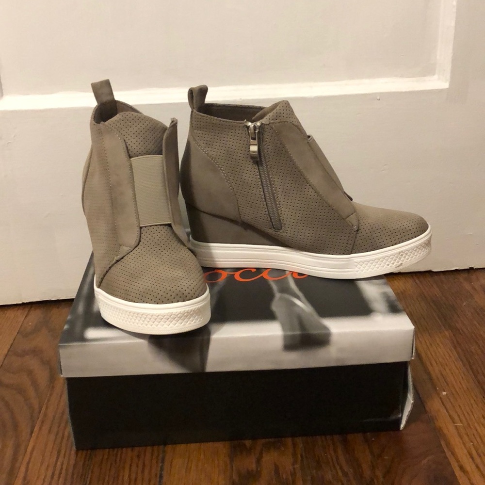 NWT Cocci taupe wedge sneakers